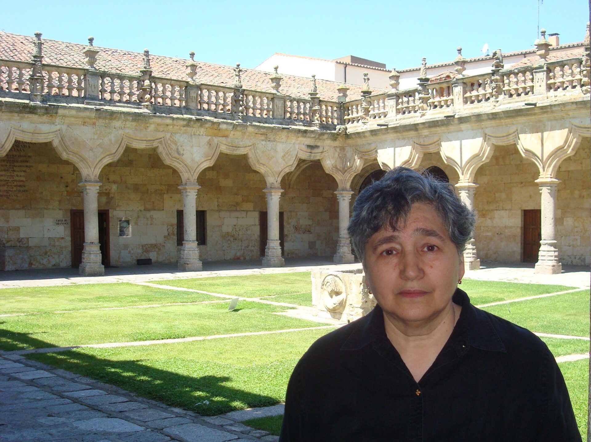 1 Elena Liliana Popescu en el Patrio de Escuelas menores de la Usal (foto de Jacqueline Alencar)