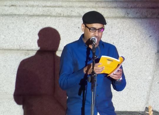 1 Leyendo en la Plaza del Ayuntamiento