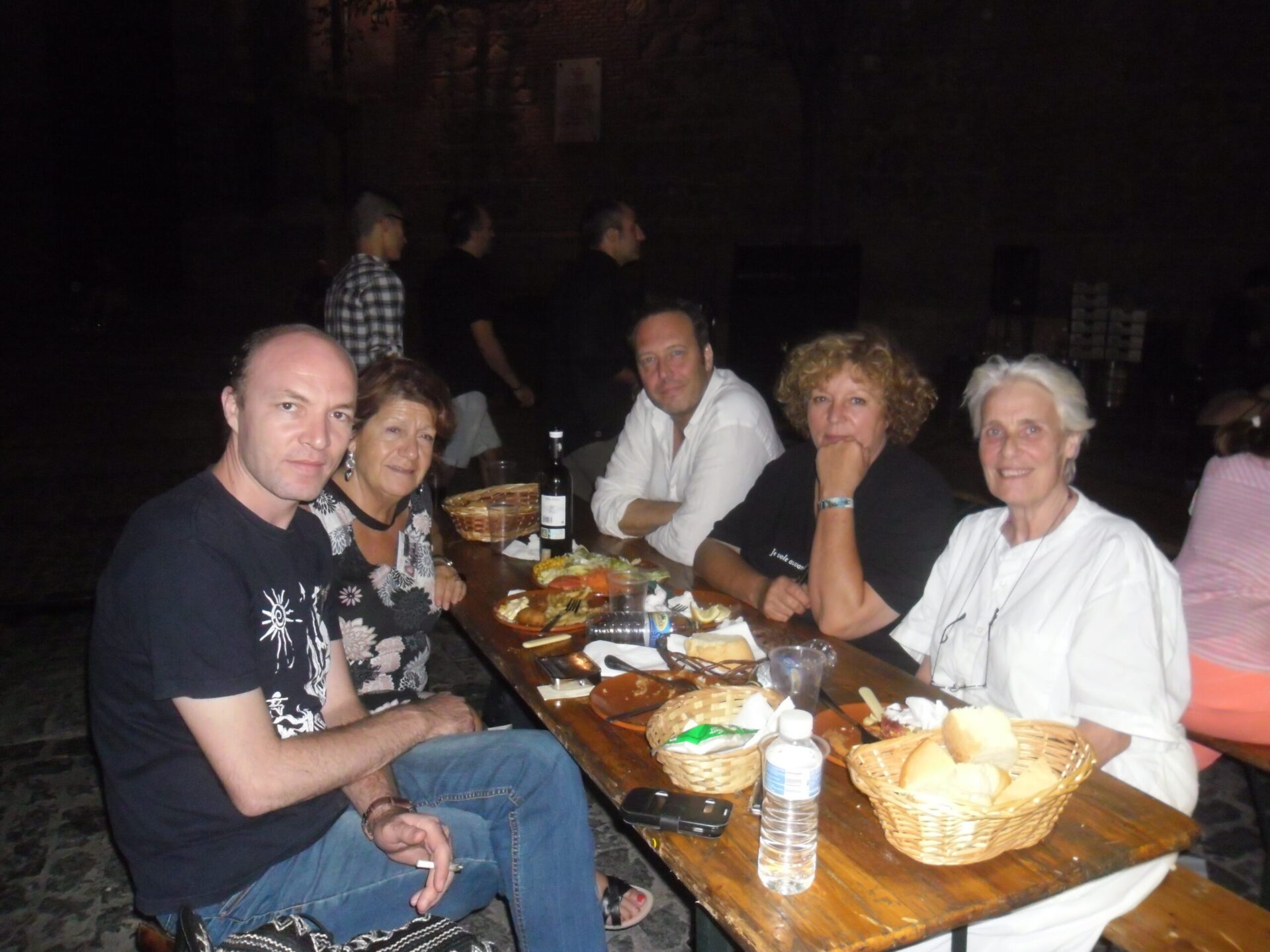 7 Con un grupo de poetas en la carpa del Ayuntamiento