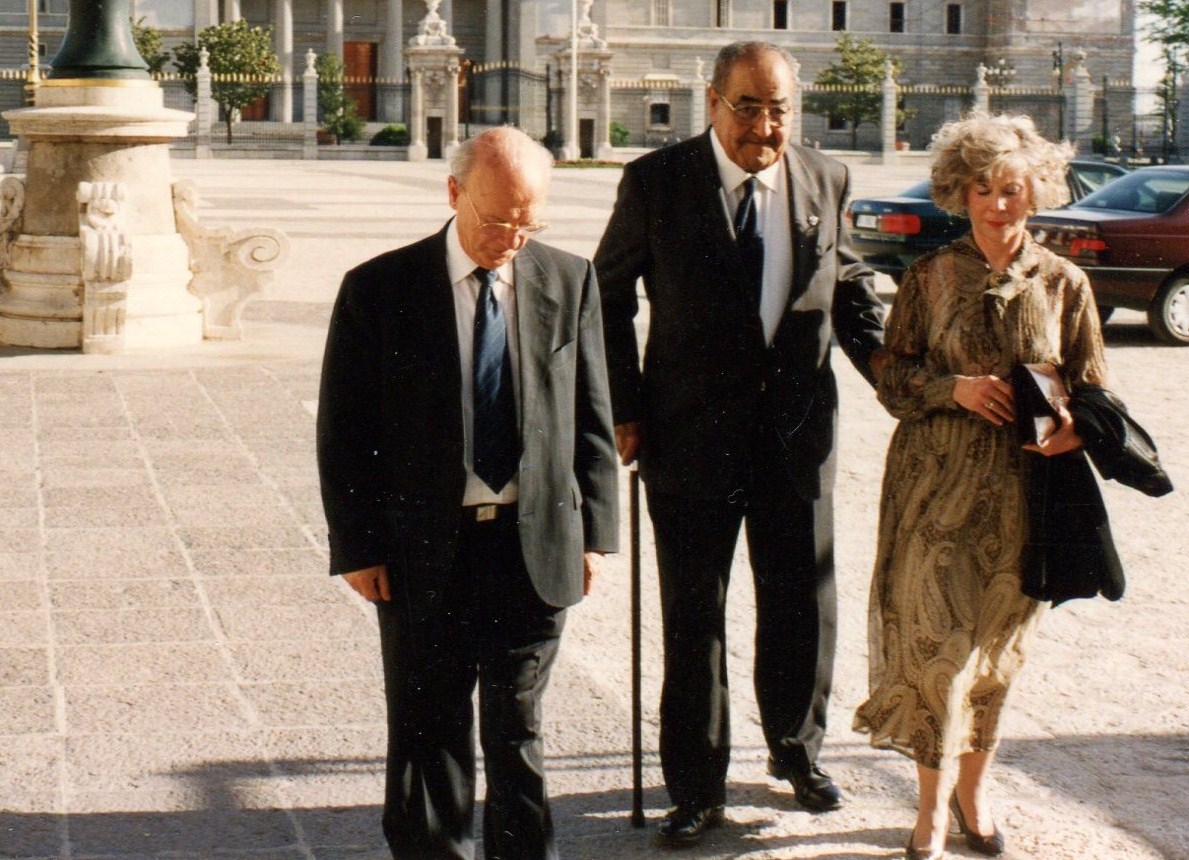 1 Alfonso Ortega, Baquero y Aurora Calviño, entrando al Palacio Real (Foto de A. P. Alencart, junio de 1993)