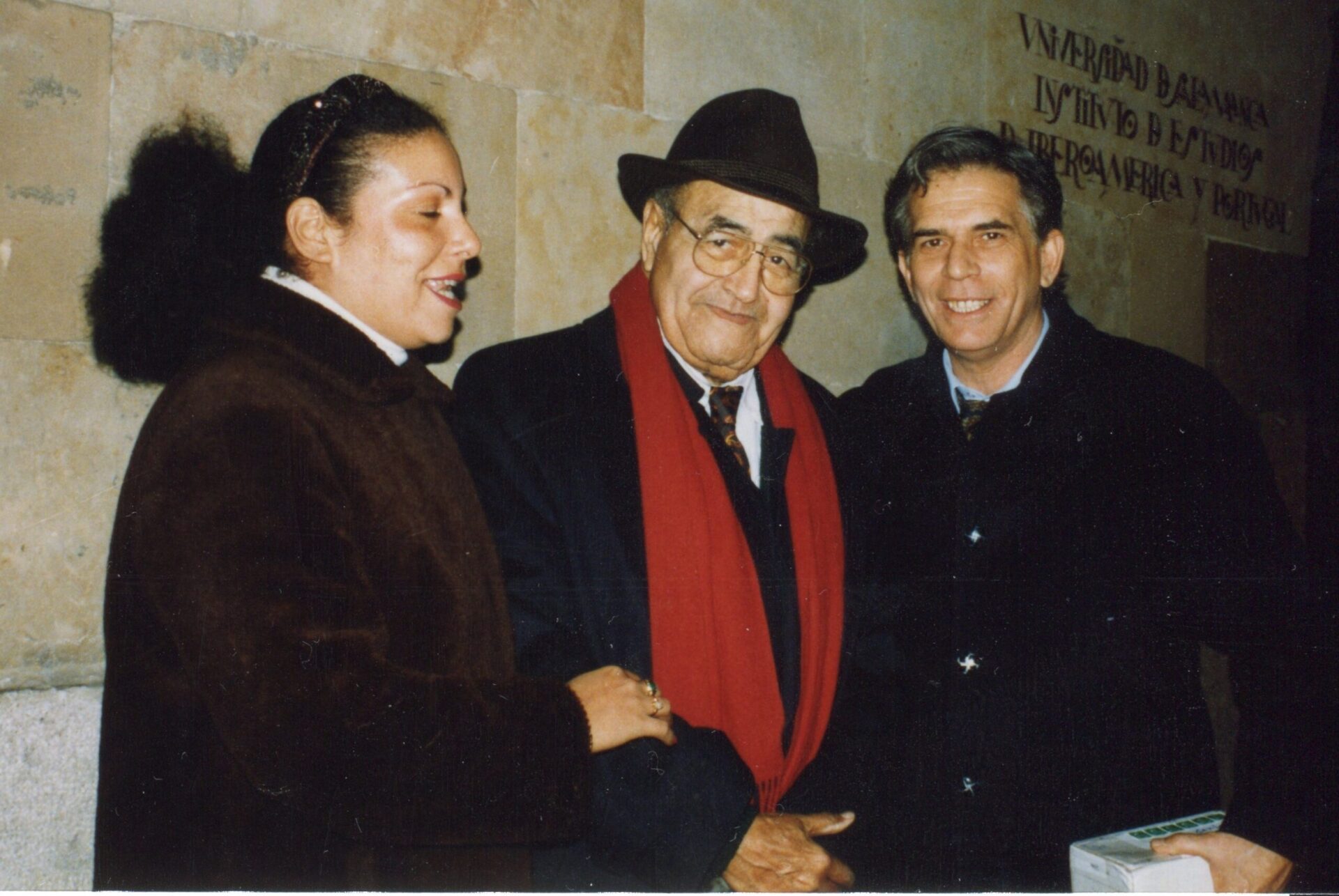 3 Baquero, con los ilusionistas cubanos Isora y Luis Gavilondo, en Salamanca (Foto de A. P. Alencart, 1994)