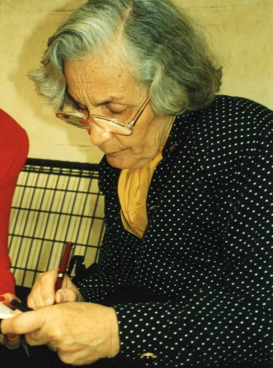 3 Firmando un libro  (Foto de A. P. Alencart)