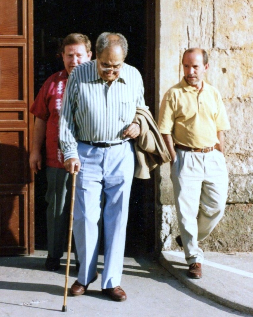 3 Los cubanos Baquero, Mozo (de camisa amarilla) y De la Cuesta, en Salamanca (Verano de 1994, foto de A. P. Alencart)