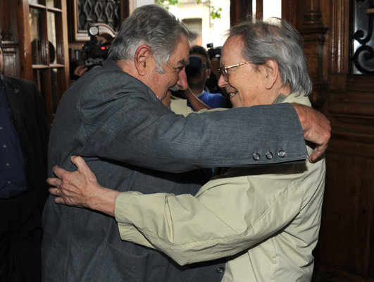 4 El presidente Mujica saludando al poeta Benavides