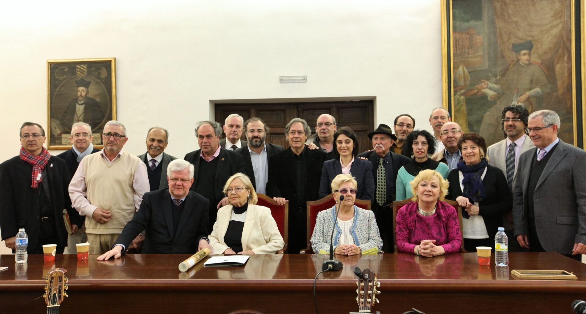 1 Poetas, músicos y pintor Miguel Elías junto a Stuart Park