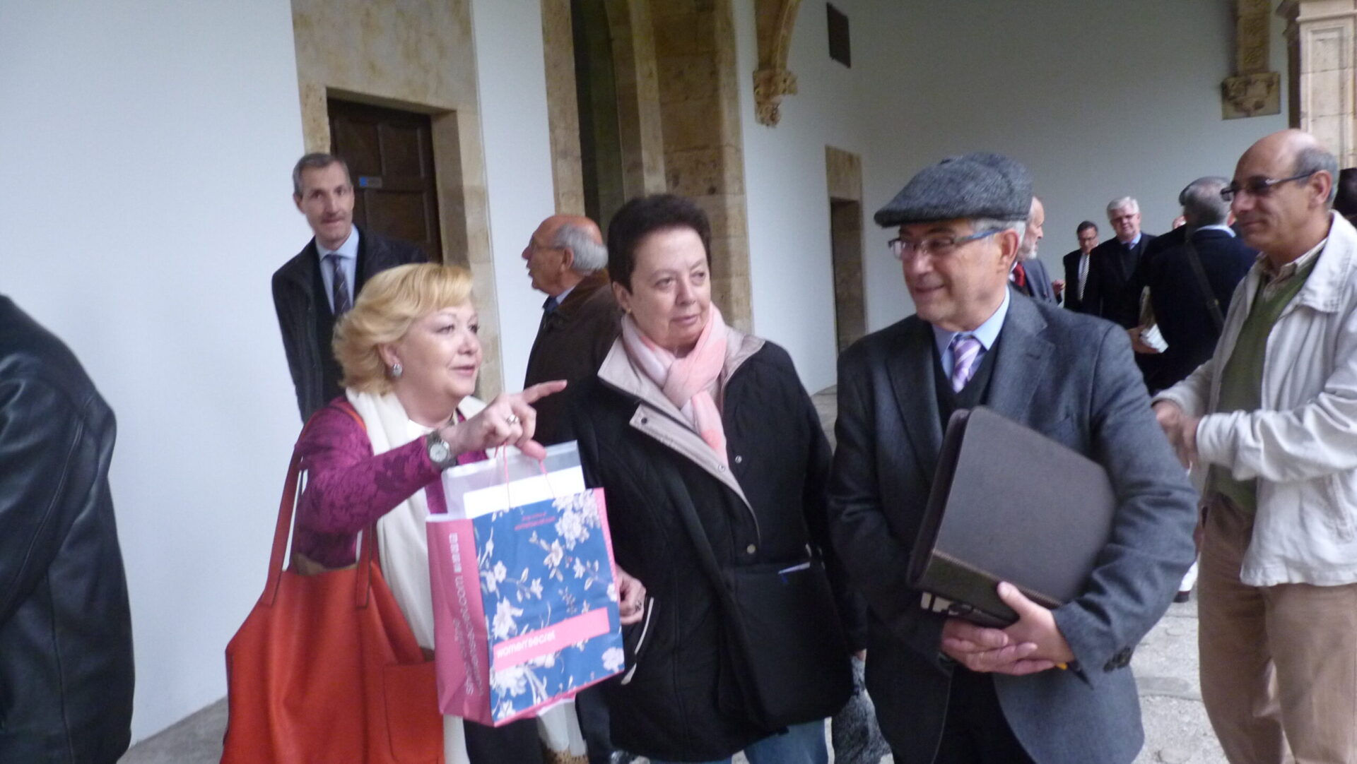 10 Isaura Díaz Figueiredo, Manuel Corral y otros asistentes en el Colegio Fonseca (foto de Pablo Rodríguez)