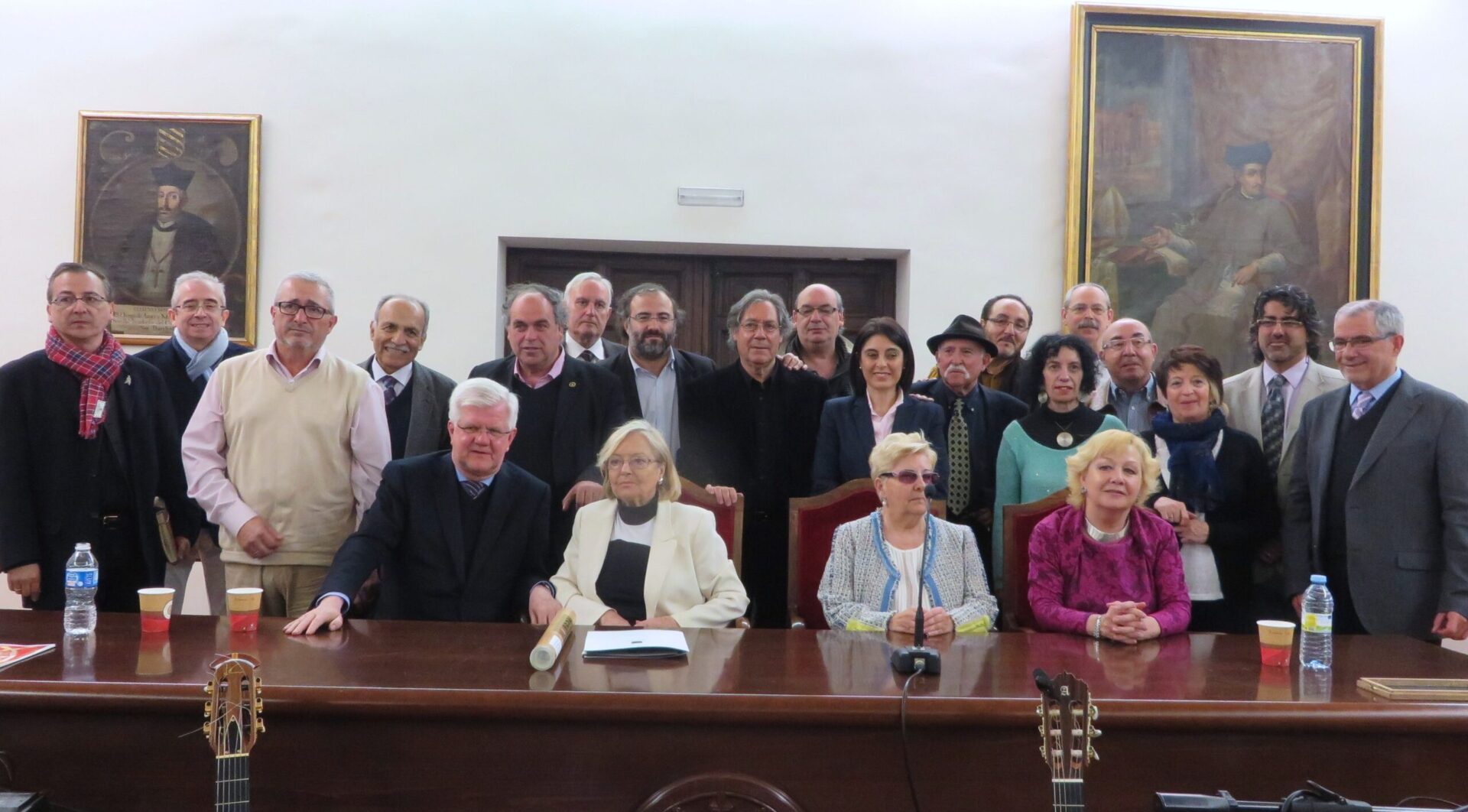 7 Poetas, músicos y pintor con el premiado Stuart Park