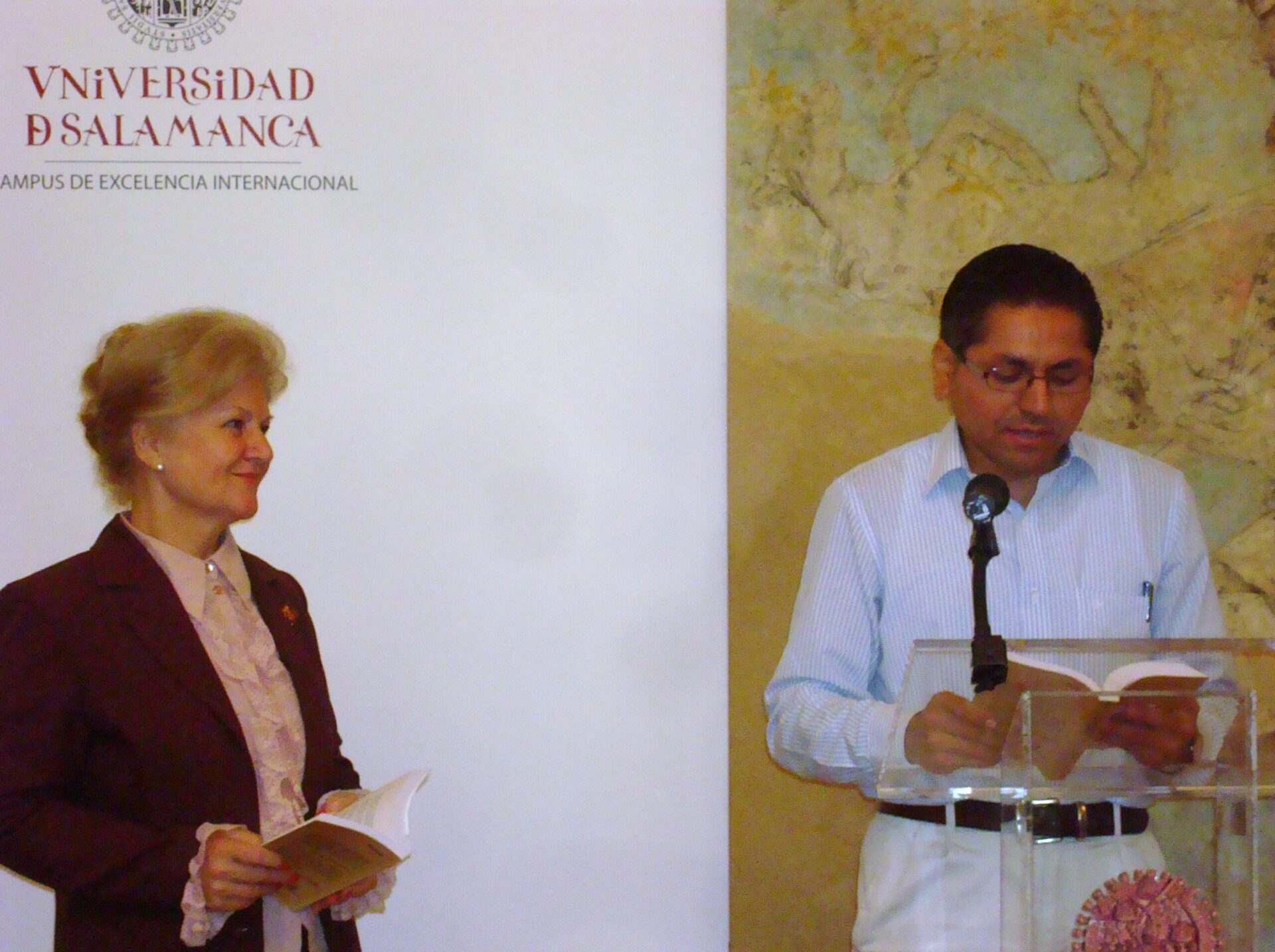 5 La rumana Carmen Bulzan y A. F. Bonilla, en la lectura celebrada en la Casa Museo Unnamuno