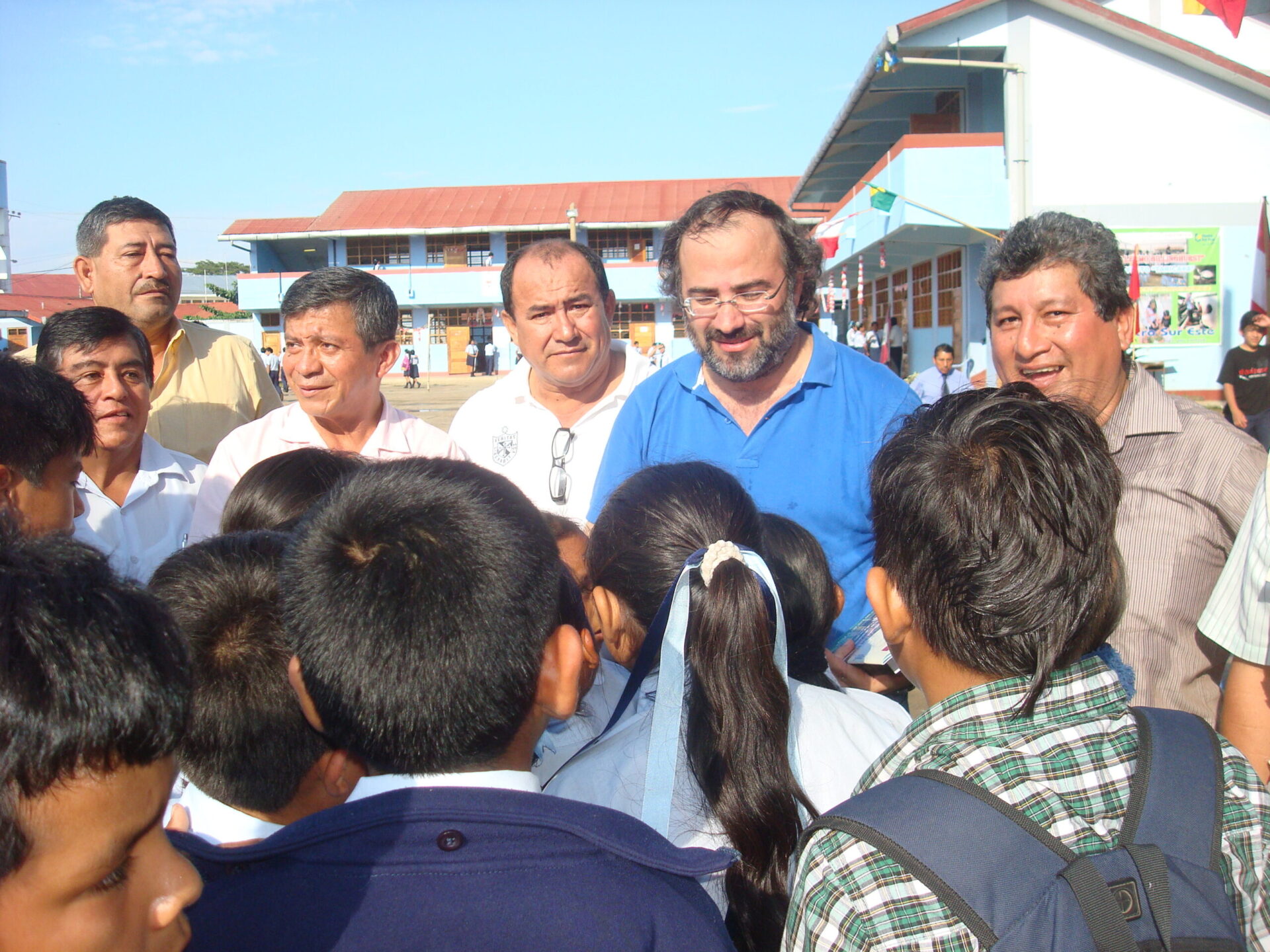 4 Con alumnos y compañeros del colegio Guillermo Billinghurst, donde terminara su secundaria en 1978