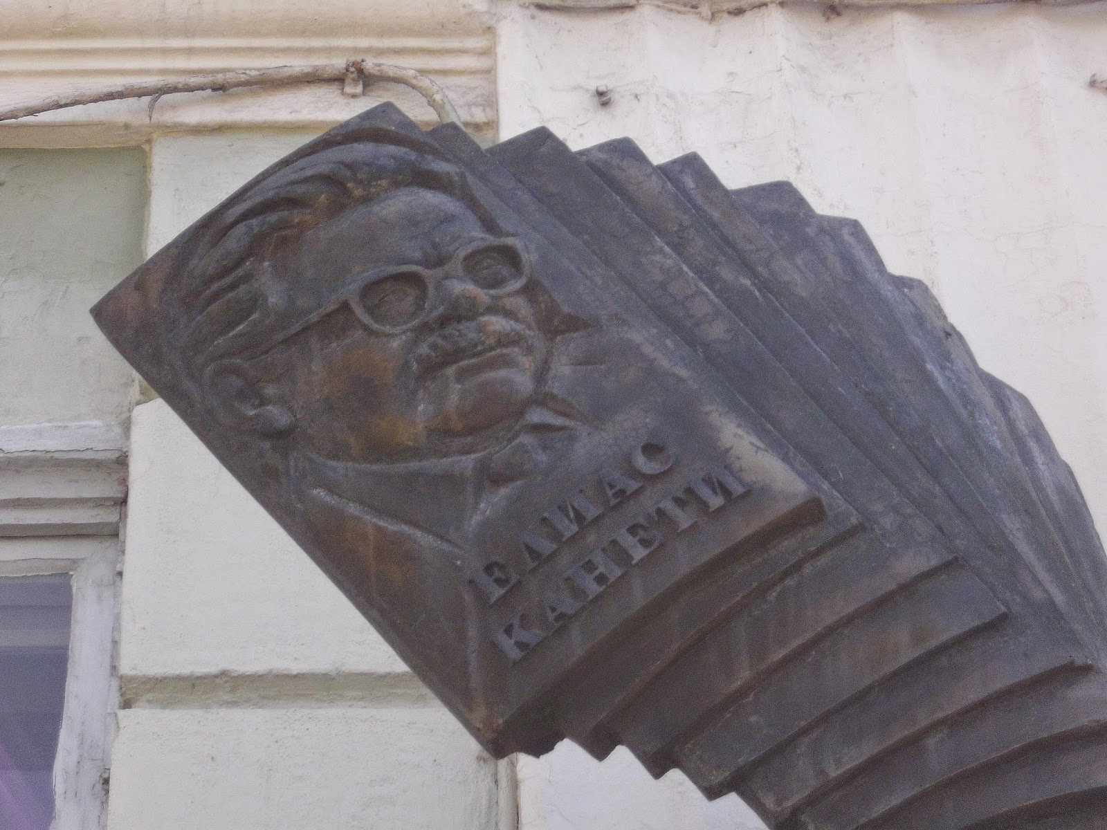 5 Monumento a Elias Canetti en la plaza que lleva su nombre (Ruse, Bulgaria).