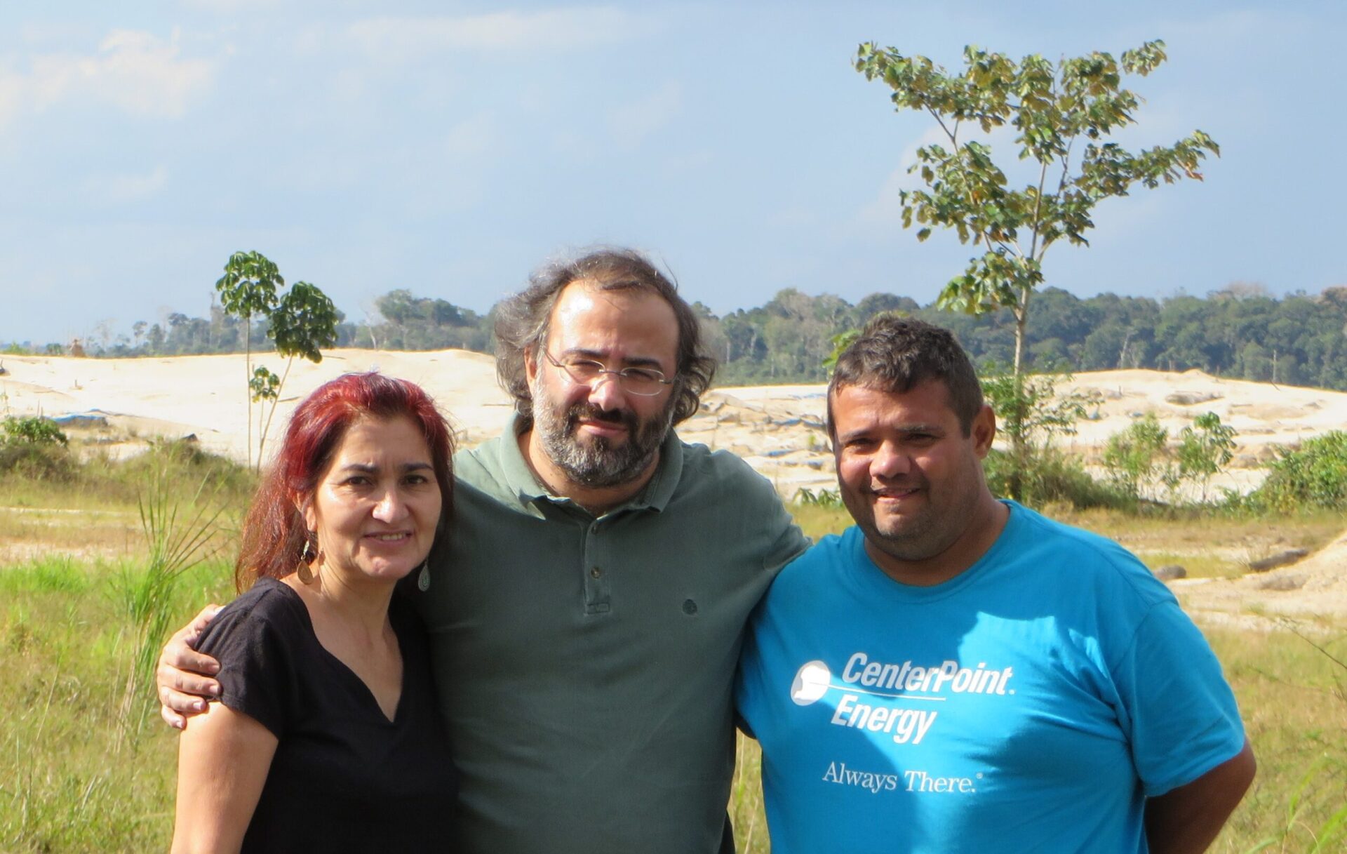 6 En la zona de La Pampa, con Jacqueline y Salomón, comprobando los destrozos de la minería ilegal