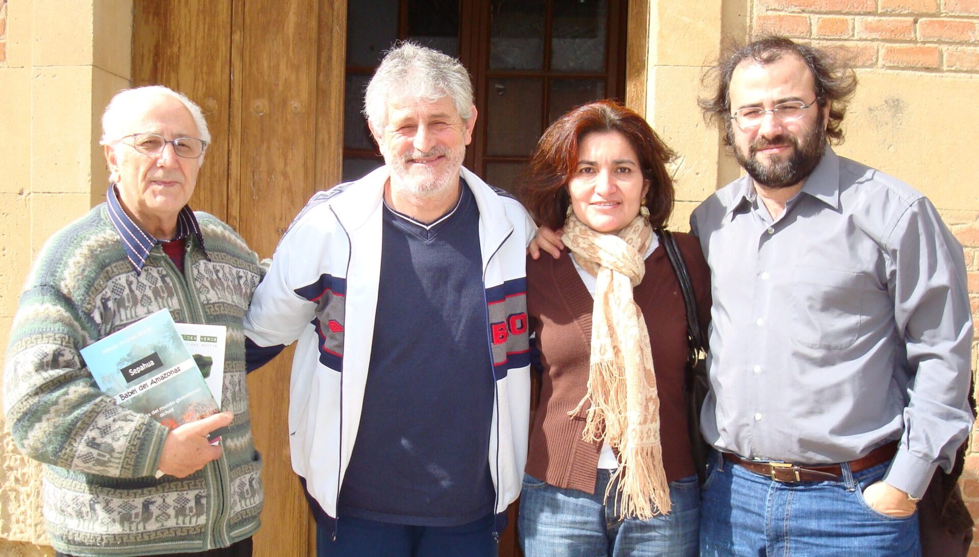 17 Alfredo Encinas, Quintín García, Jacqueline Alencar y Alfredo Pérez Alencart, en Babilafuente, años atrás.