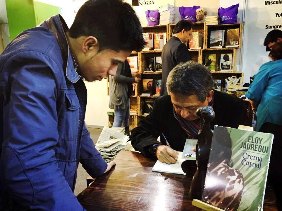 2b Jáuregui firmando en la Feria Internacional de Lima