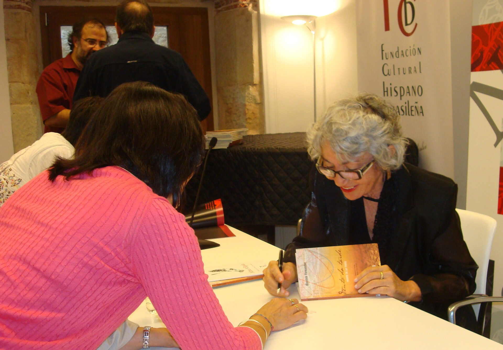 8 Rizolete Fernandes firmando libros en el centro de Estudios Brasileños de la Usal