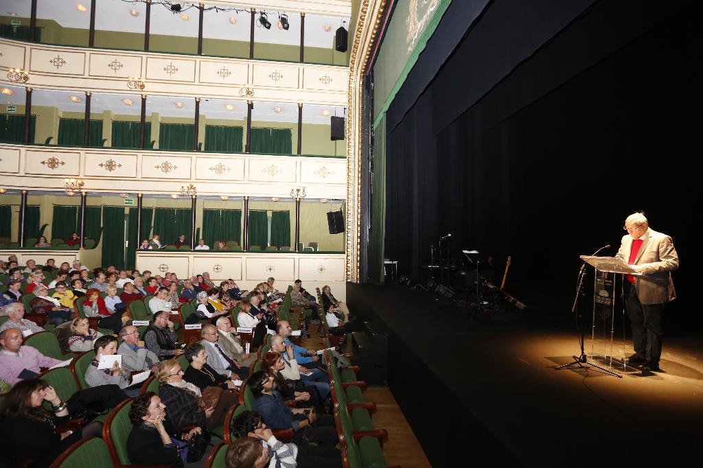 13 Leyendo en el Teatro Liceo (AA)