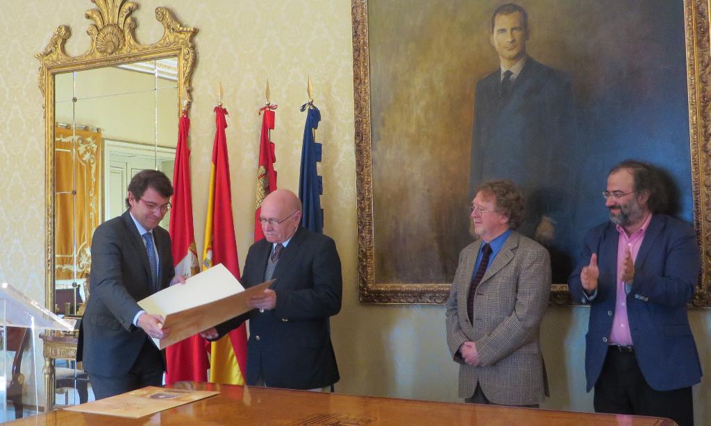 5 Otro momento de la entrega del diploma a Jacobo Rauskin (1024x768)