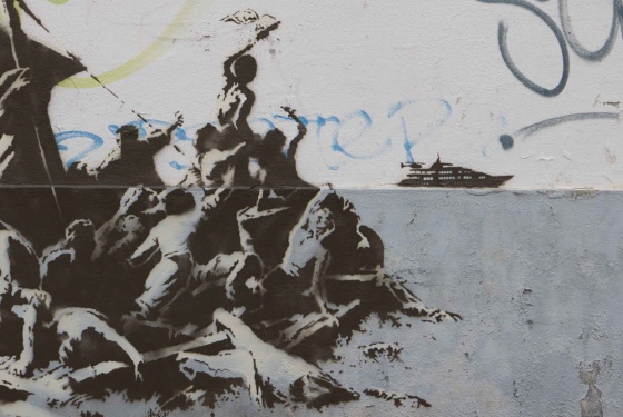 4 Los tripulantes de 'La Balsa de la Medusa' tratando de llamar la atención de un yate, de Banksy