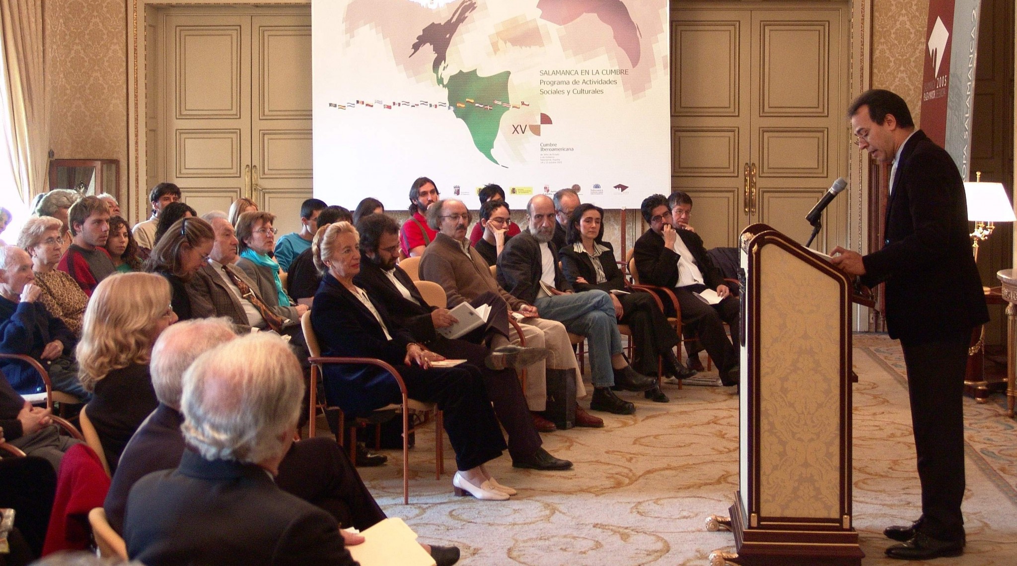 13 José Marmol leyendo en el Salón de Recepciones del Ayuntamiento de Salamanca (foto de Jacqueline Alencar)