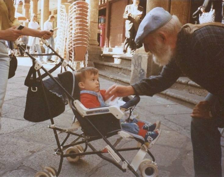 2 Adares en El Corrillo, saludando a José Alfredo Pérez Alencart, hijo de Jacqueline y Alfredo (Foto de A. P. A., 1995)