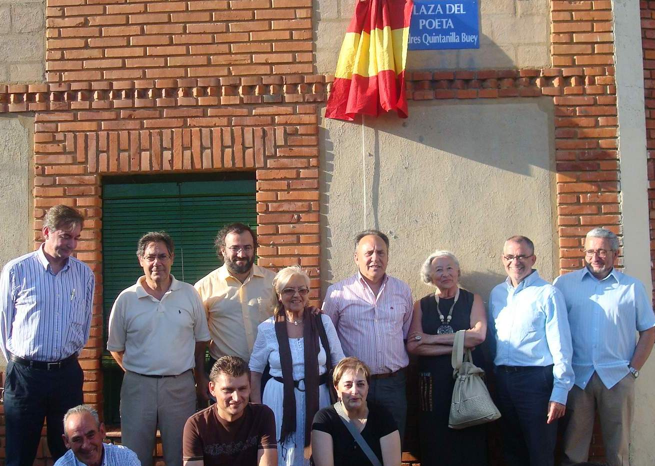 17A Autoridades, familiares y amigos en la Plaza que llva su nombre, en Toral de los Guzmanes (J. Alencar)