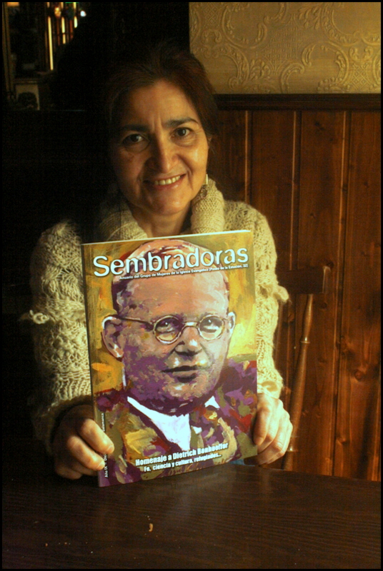 2Jacqueline Alencar con la revista (Foto José Amador Martín)