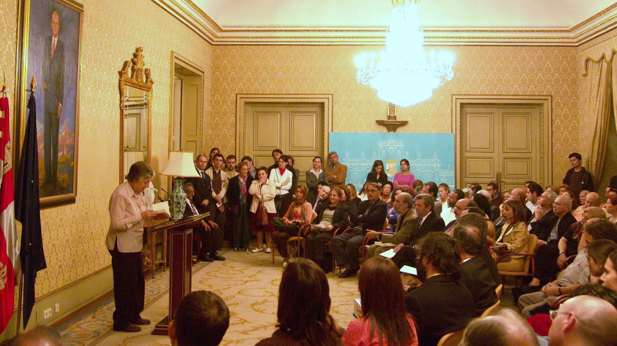 1 Circe Maia leyendo sus poemas en el Salón de Actos del Ayuntamiento de Salamanca (2005)