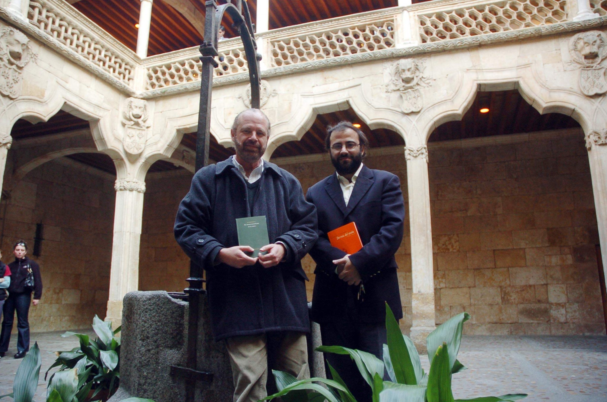 2 Eduardo Chirinos y A. P. Alencart, en la Casa de las Conchas (Foto de Luis Monzón, 16 de abril de 2006)