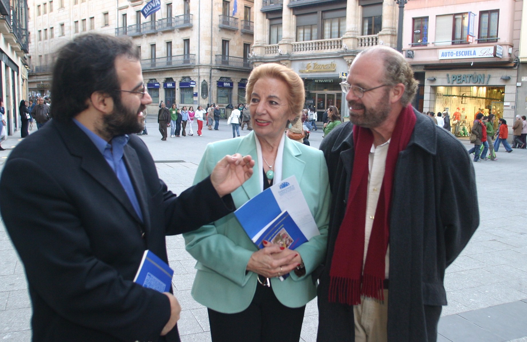 4 Alfredo Pérez Alencart, Pilar Fernández Labrador y Eduardo Chirinos , tras un acto en la sala de la Palabra(20 de mayo de 2006)