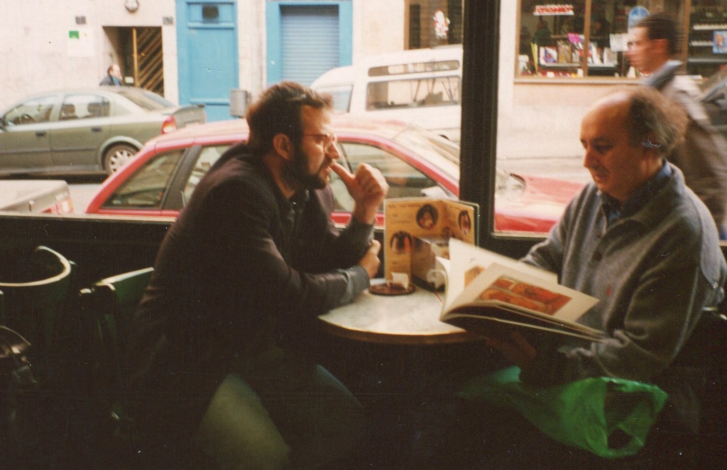 10 Alfredo Pérez Alencart y Antonio Colinas en el Café di Roma (2001)