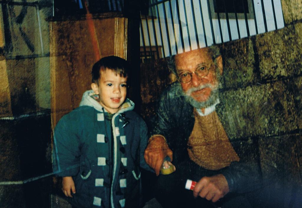 10 Carlos Contramestre como entrañandose en la piedra salmantina, y su sobrino José Alfredo (nov. 1996) Foto de A. P. Alencart (1024x768)