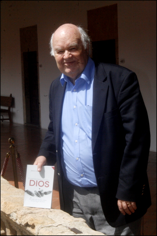 10 John Lennox con su libro 'Disparando contra Dios'