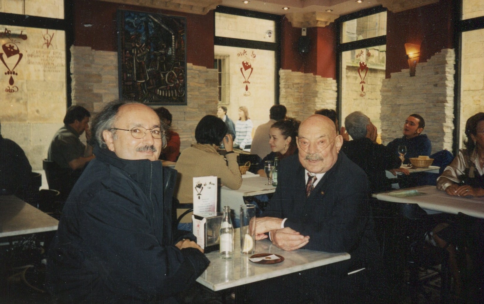 16 Antonio Colinas y José Hierro en Salamanca, 2001 (foto de A. P. Alencart)