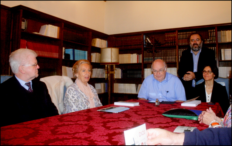 3 Presentación de Alfredo Pérez Alencart. También aparecen Pilar Fernández Labrador, Stuart Park y Dorcas González