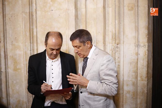 4 Fermín Herrero y Jesús Fonseca, en los pasillos de la Pontificia (foto Salmancartv al día)