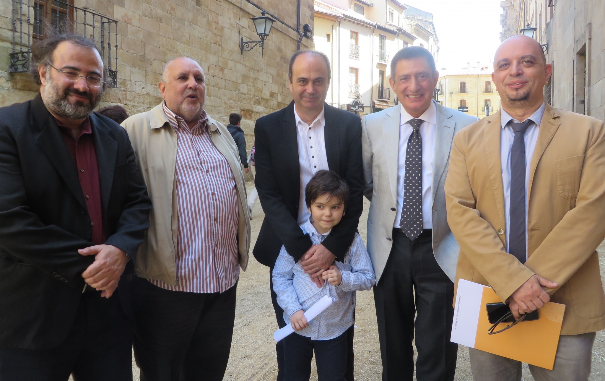 5 Los poetas Alfredo Alencart, Enrique Viloria, Fermín Herrero (y su hijo), Jesús Fonseca y Juan Antonio Gonzalez Iglesias, en la calle Compañía (Foto de Jacqueline Alencar)