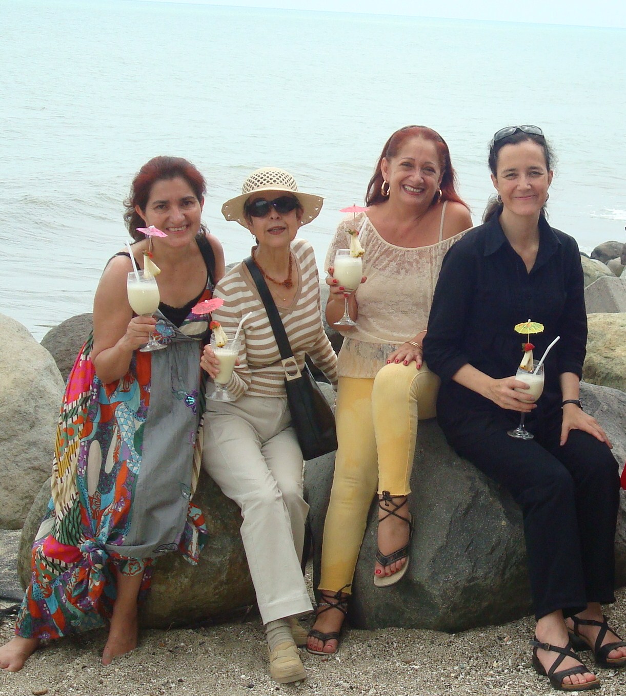 9 Jacqueline Alencar, Victoria Tobar, Patricia Merizalde y Margarita Laso, en el mar de Esmeraldas