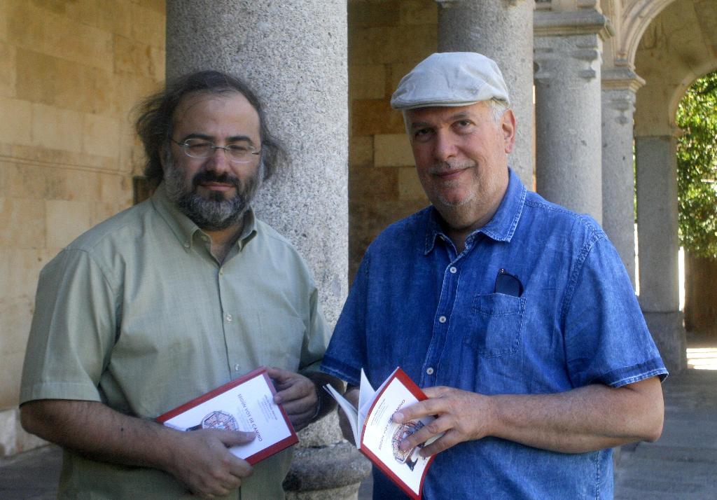 1 El poeta Alfredo Pérez Alencart y el artista plástico Luis Cabrera Hernández, con su libro