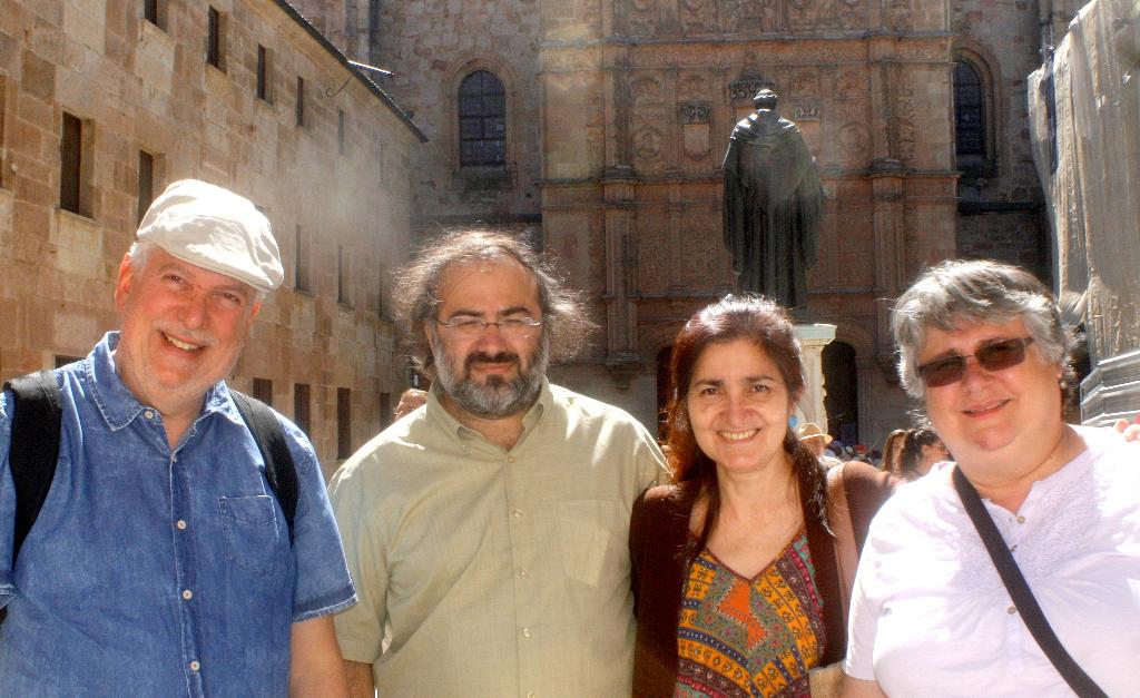 14 Cabrera, Alencart, J. Alencar y M. Rodríguez, con Fray Luis y la fachada de la Universidad al fondo