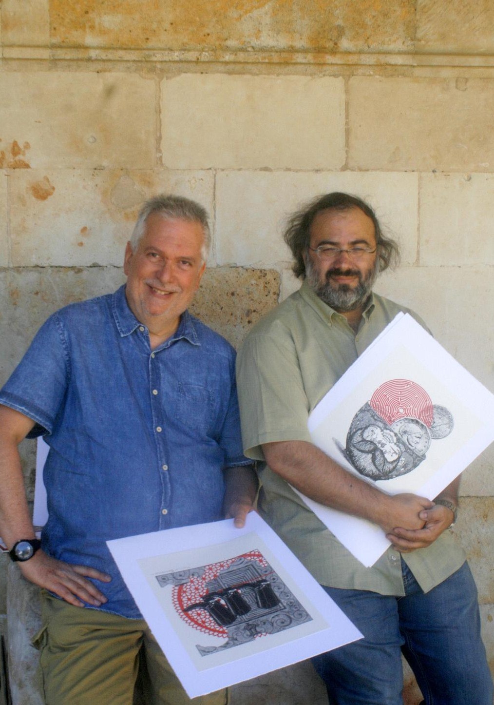 6 Luis Cabrera y A. P. Alencart, con dos de los collages que ilustran el libro