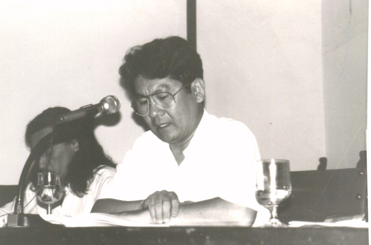 10 Shimose leyendo sus poemas en el Aula Francisco de Salinas (Usal, 1991. Foto de A. P. Alencart)