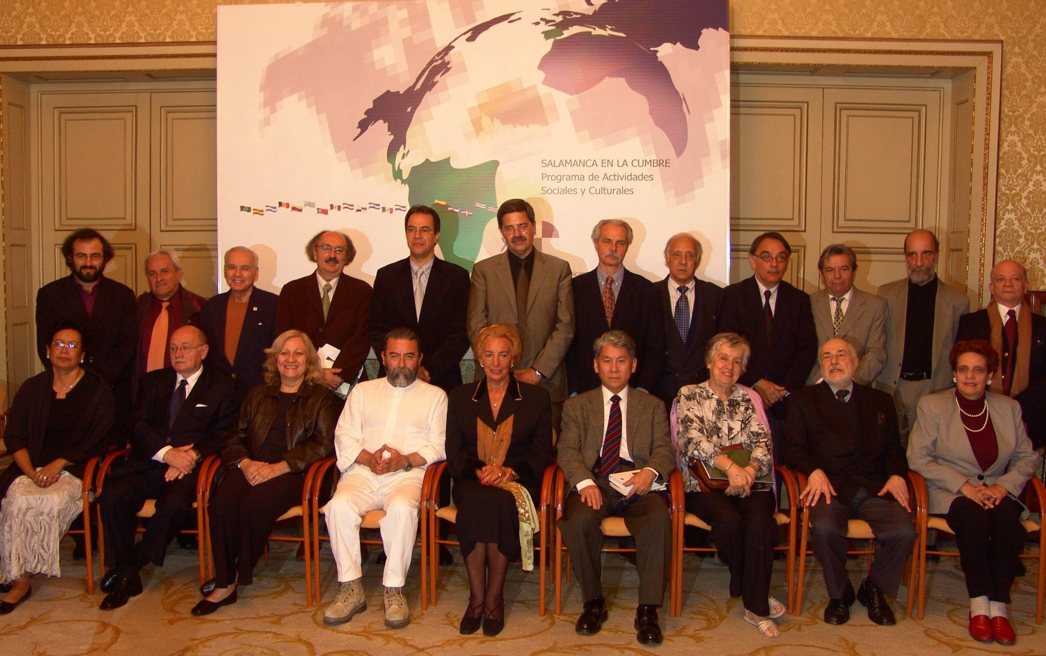 2 Poetas participantes del Encuentro de Poetas Iberoamericanos de 2005. Shimose sentando, entre Pilar Fernández Labrador y Circe Maia