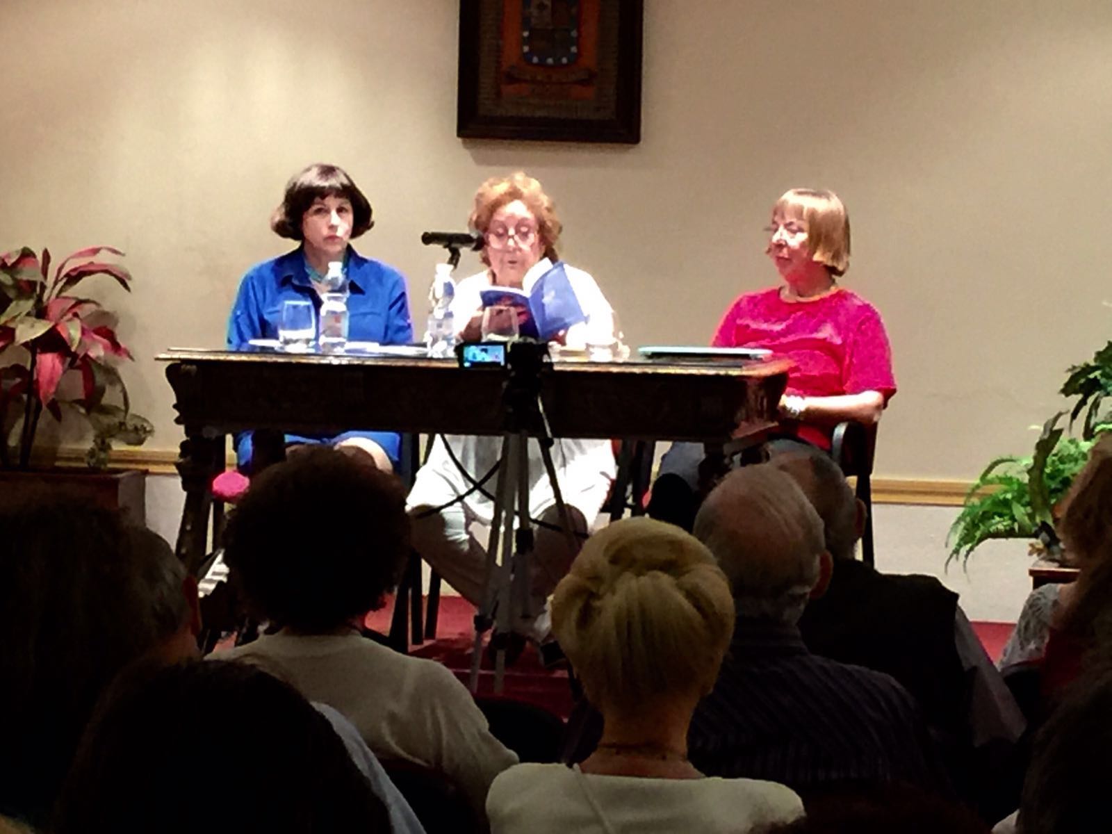 8 Rosario de la Cueva, Carmen Silva y Julia Sáez-Angulo en una lectura celebrado en el Ateneo Riojano de Madrid