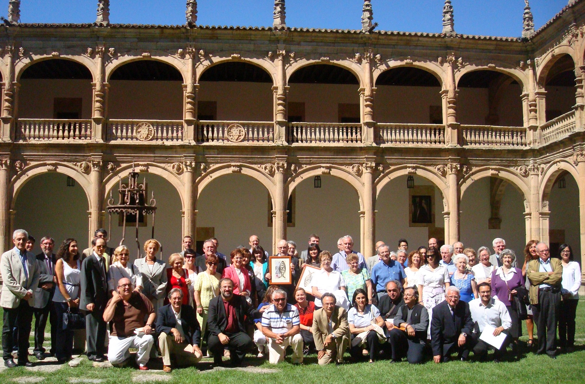 pablo-martinez-vila-acompanado-de-los-demas-participantes-en-el-v-encuentro-cristiano-de-literatura-celebrado-el-colegio-fonseca-de-la-usal-foto-de-jacqueline-alencar