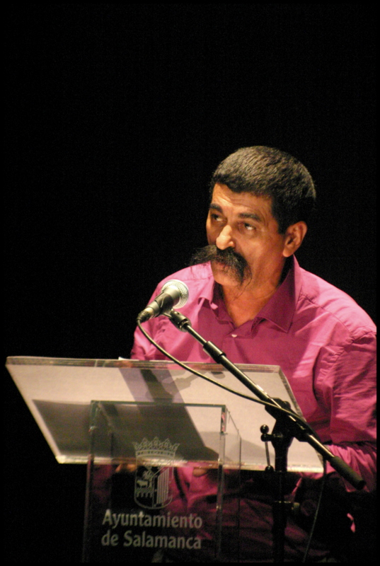 26-el-poeta-juan-mares-en-el-teatro-liceo-de-salamanca-foto-de-jose-amador-martin