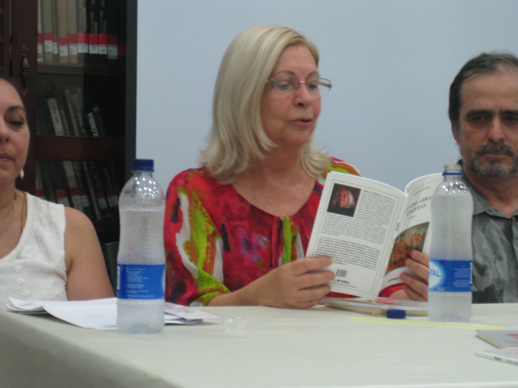 1-aimee-g-bolanos-leyendo-recientemente-poemas-de-su-libro-las-palabras-viajeras-betania-2010-en-la-universidad-de-cartagena-colombia