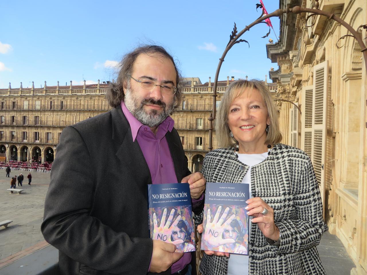 1-alfredo-perez-alencart-y-cristina-klimowitz-con-la-antologia-en-el-balcon-del-ayuntamiento-foto-de-j-a-polanco-1280x768