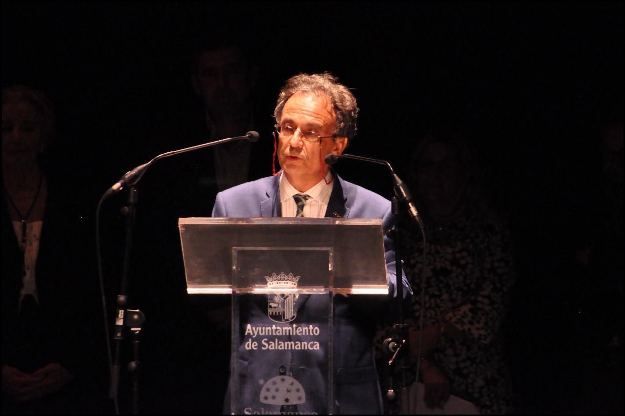 1-jose-pulido-leyendo-en-el-xix-encuentro-de-poetas-iberoamericanos-teatro-liceo-foto-de-jose-amador-martin