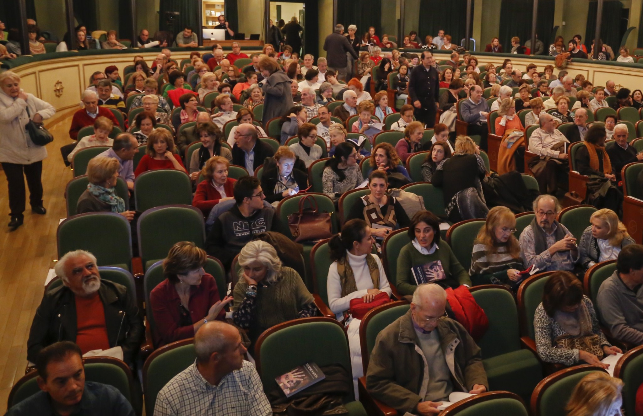 1-publico-en-el-teatro-liceo-de-salamanca-momentos-previos-a-la-velada-para-presentar-no-resignacion-foto-m-laya