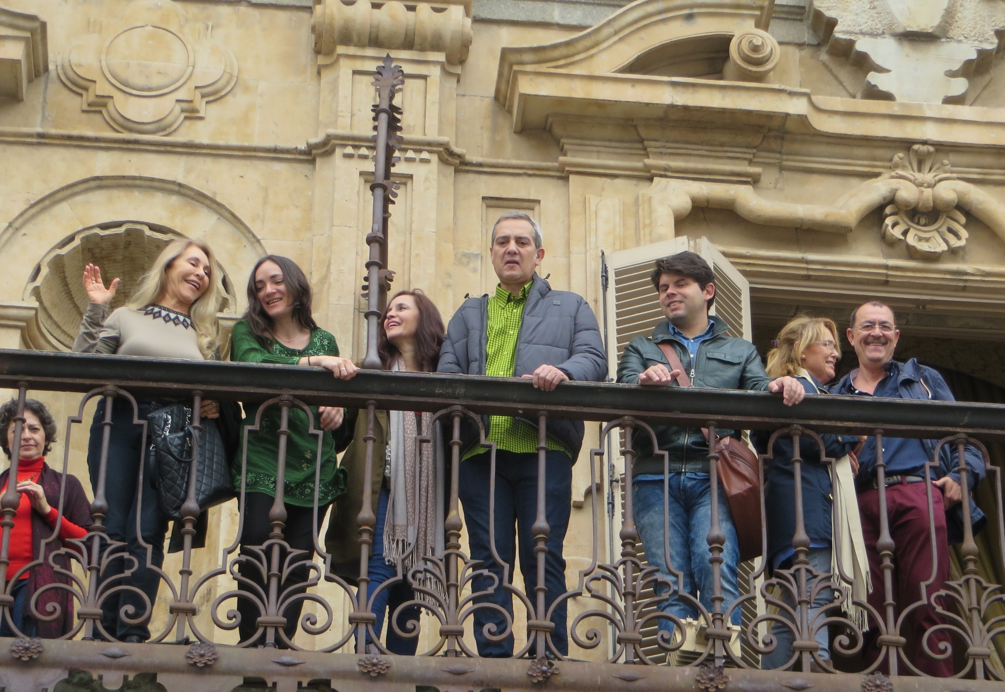 3-ingrid-valencia-en-el-balcon-del-ayuntamiento-con-poetas-de-venezuela-espana-puerto-rico-y-costa-rica