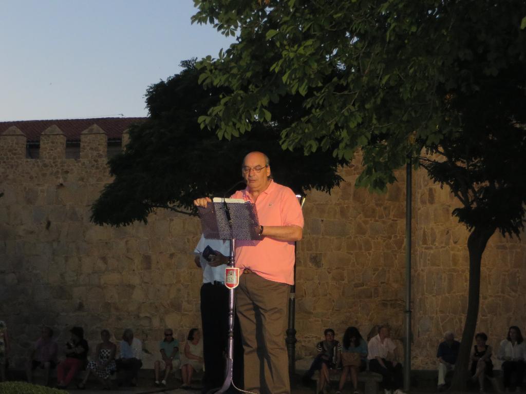 3-munoz-quiros-leyendo-en-la-ronda-a-las-murallas-foto-de-jacqueline-alencar